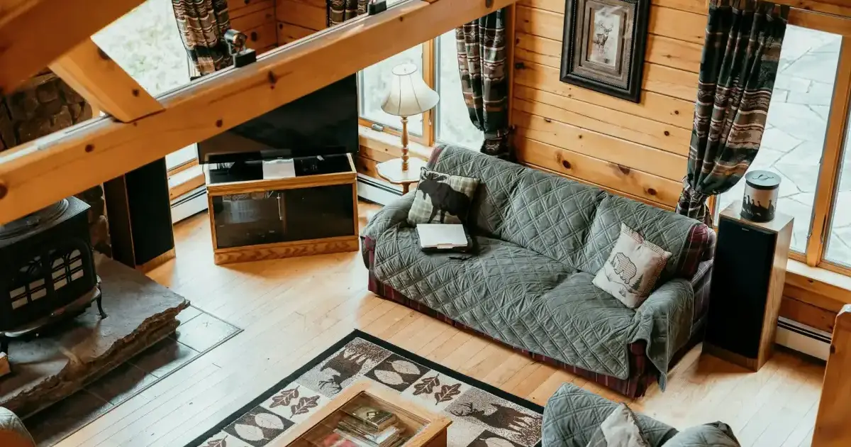 Gemütliches Wohnzimmer mit Herbst-Dekoration in warmen Erdtönen und kuscheligen Textilien